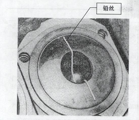 活塞顶上有一条状铁屑导致发动机上部后端有金属碰撞声的故障案例