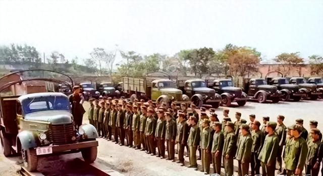 80年代在司训大队学驾驶，既要会开车，还要能修车