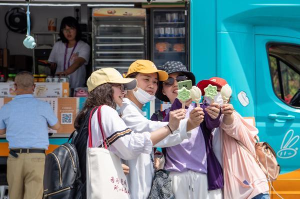 知道吗，花博会里的早餐车，其实是房车的改款，能带着全家去旅行……