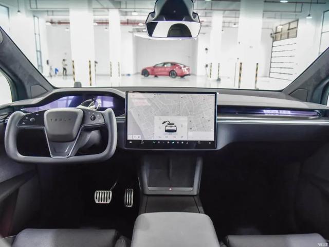 特斯拉Model X Plaid：800万内性价比最高SUV?6个座椅，2.6秒破百