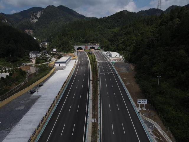 重遵扩容高速9月29日零时通车 重庆至遵义通车时间缩短至2小时