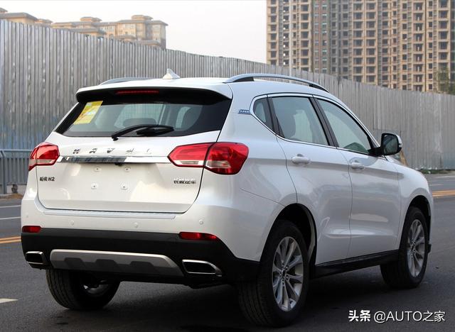 长城小型SUV“颜值担当”，1.5T油耗7升，新款H2真帅气