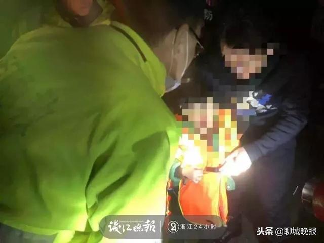 深夜河面冒出轿车！男孩坐在车顶大哭：爸爸，我们是不是要死了？