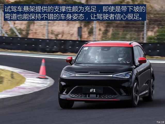 smart精灵#1 BRABUS性能版：不到4秒破百的小型SUV,还自带V6声浪