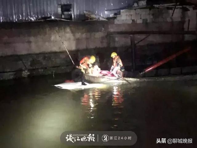 深夜河面冒出轿车！男孩坐在车顶大哭：爸爸，我们是不是要死了？