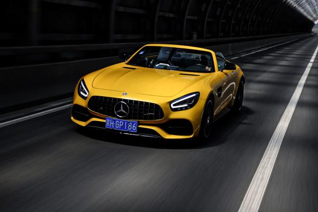 4.0T+V8，强调运动属性，试驾AMG GT C敞篷跑车