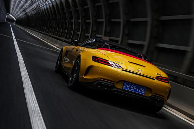 4.0T+V8，强调运动属性，试驾AMG GT C敞篷跑车