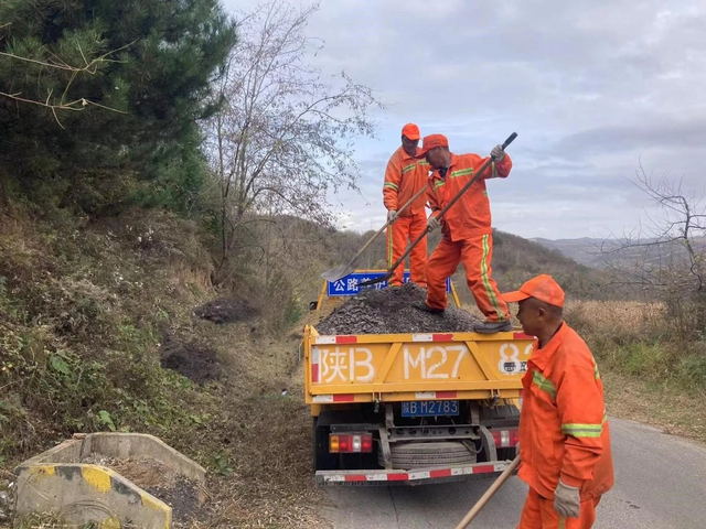 铜川市印台区交通运输局：冬季道路养护忙 提升颜值保畅通