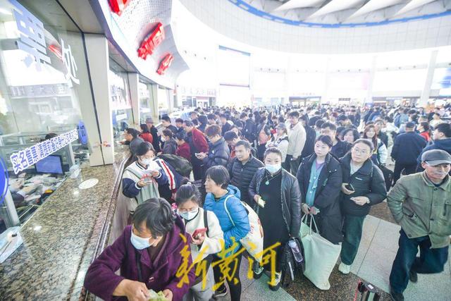 济南长途汽车站迎春运后首个客流高峰