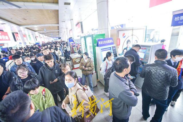 济南长途汽车站迎春运后首个客流高峰