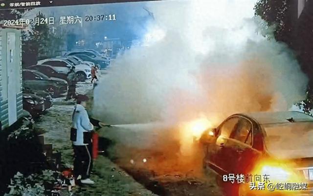 路边汽车突然着火，随时可能爆炸，一对父子冲了上去……