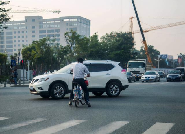 电动车撞上私家车造成损失，谁来承担责任？交警的回复“亮了”