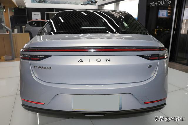 很省钱很好养的家用电动轿车，续航超600km还带快充，带你看AION S