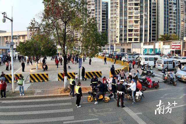 连州道路交通安全劝导进村（居），“铺”就一条安全路