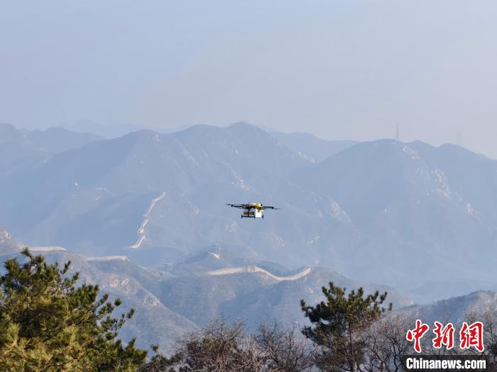 （神州写真）热餐“飞降” 中国多景区“空中外卖”服务受欢迎