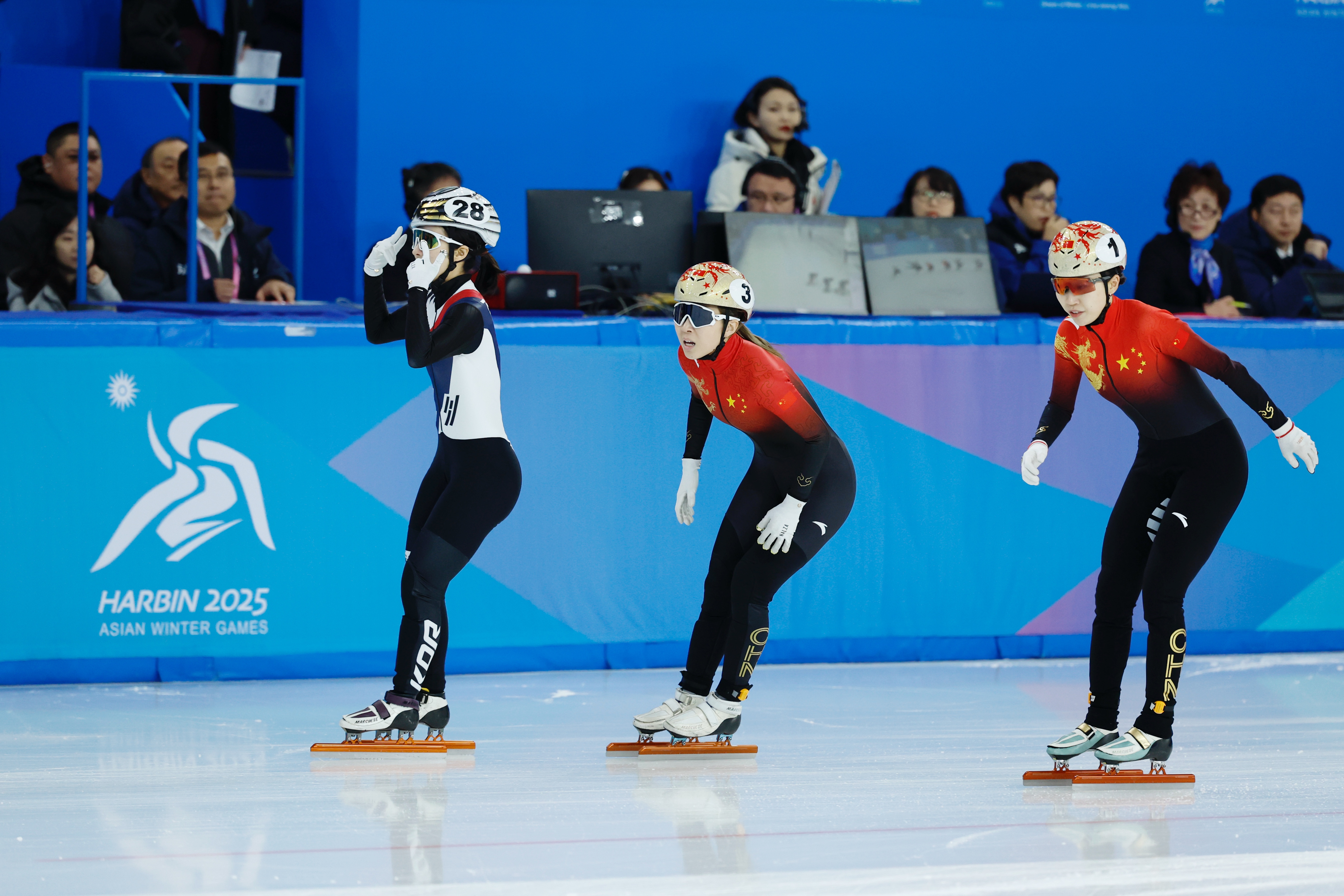 亚冬会短道速滑女子1500米决赛：韩国选手夺冠 中国队收获银牌和铜牌