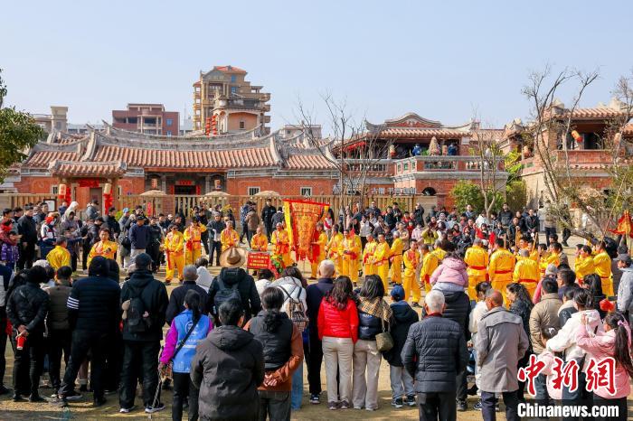 （新春走基层）“四季村晚”走进福建侨村：说乡音 唱乡愁 舞乡情