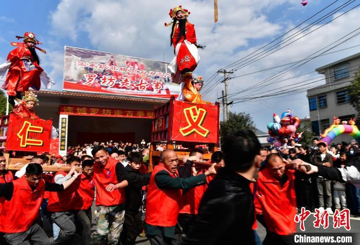 福建连城：罗坊走古事闹元宵 山村“狂欢节”迎宾朋