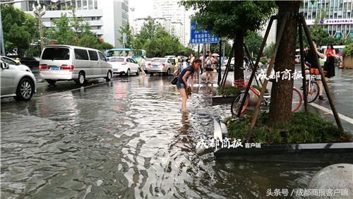 成都美女光脚清理下水道垃圾 网友赞她“比彩虹还耀眼”