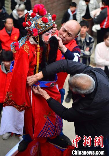 福建连城：罗坊走古事闹元宵 山村“狂欢节”迎宾朋