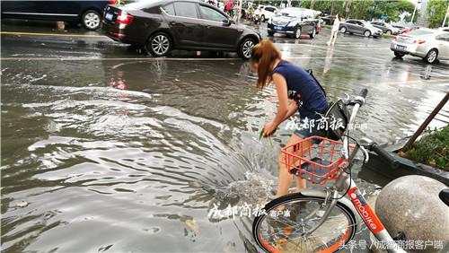 成都美女光脚清理下水道垃圾 网友赞她“比彩虹还耀眼”