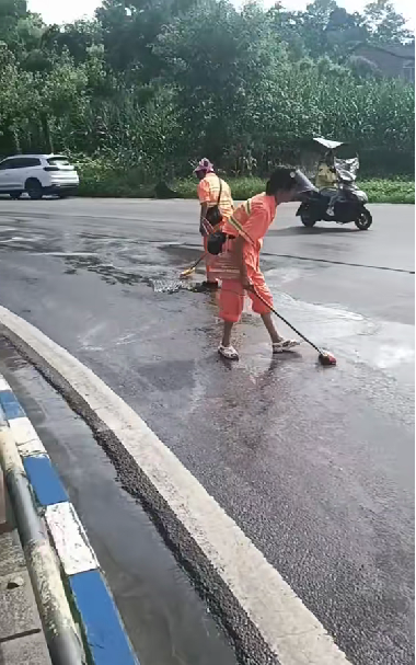 洒水车街头洒油？虚惊一场，故障漏油致多人骑车摔倒