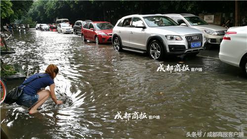 成都美女光脚清理下水道垃圾 网友赞她“比彩虹还耀眼”