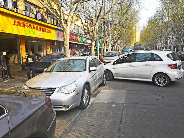 汽修店无资质占道洗车 整改一周后又“不规矩”了