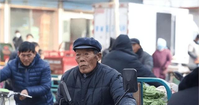 少女竟被大叔带到酒店，美女主动脱去衣服，献身五十岁的老男人!