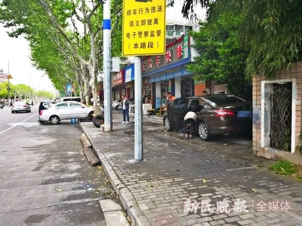 汽修店无资质占道洗车 整改一周后又“不规矩”了