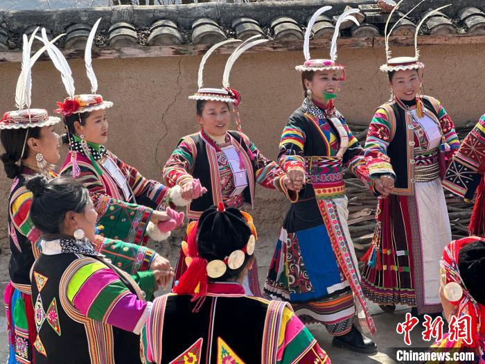 陇南“达嘎姐妹”的节日狂欢