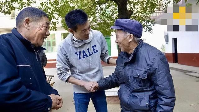 “耶鲁哥”放弃百万年薪，回农村领1050元工资，为何被质疑贪财？