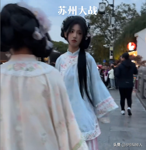 绝了！苏州两个汉服美女暴揍大姐，蓝衣女子回应，原来大姐先动手