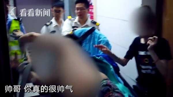 男子突发急症狂躁不已 网红民警温柔处警被“表白”：你太帅气了