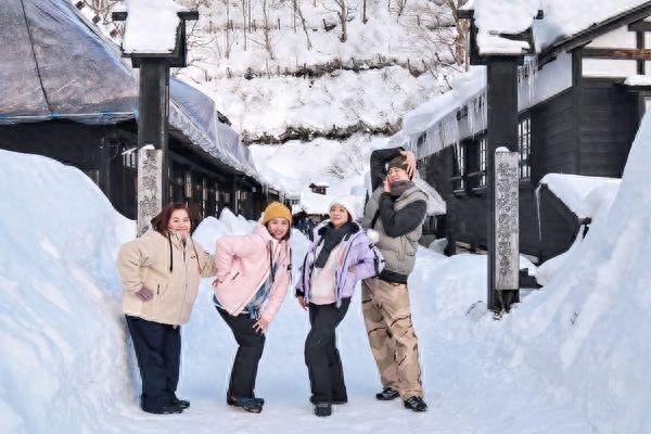 杨贵媚雪地泡汤「旁边全是男人」！　严艺文满意风田赞：我可以