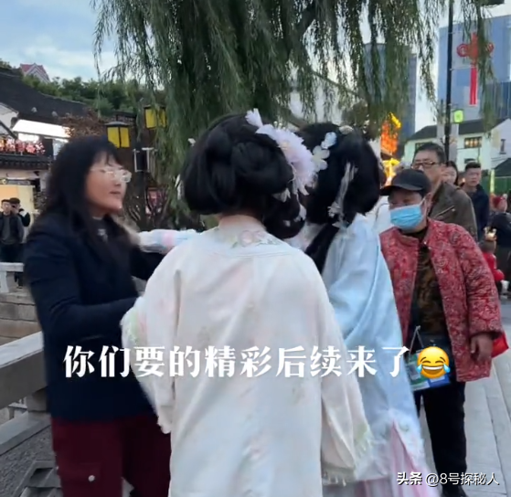 绝了！苏州两个汉服美女暴揍大姐，蓝衣女子回应，原来大姐先动手