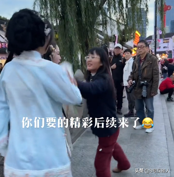 绝了！苏州两个汉服美女暴揍大姐，蓝衣女子回应，原来大姐先动手