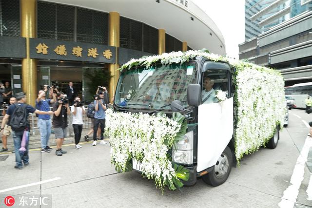 卢凯彤风雨中出殡，太太余静萍捧遗照憔悴告别，容祖儿杨千嬅现身