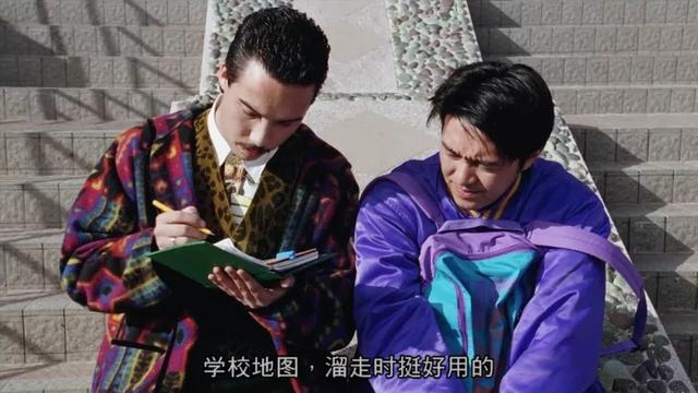 《逃学威龙2》中的洋学生，为什么从班会到黑社会都要入齐？