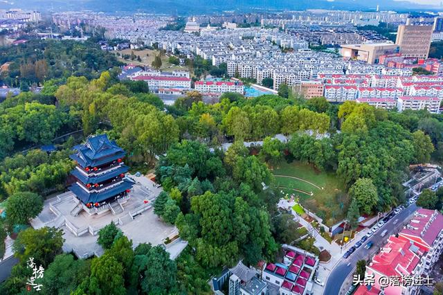 南京浦口凤凰山公园，这里有一座地标建筑，可以俯瞰城市绝美风光