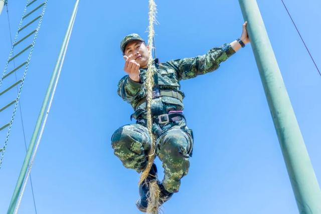 兵哥哥的比心表白，一开口的昵称太有爱了