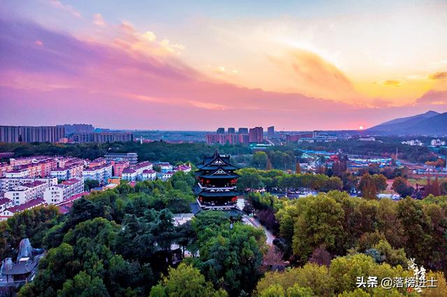 南京浦口凤凰山公园，这里有一座地标建筑，可以俯瞰城市绝美风光