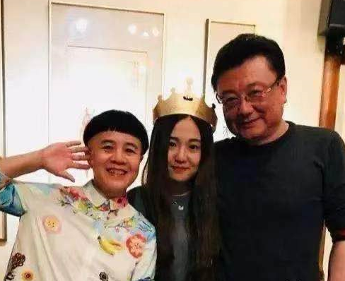 刘纯燕21岁女儿罕曝光！小黑妞逆袭高颜值女神，男友更是高大帅气