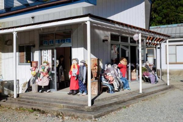 日本村庄人口严重衰减，用数百布偶代替真人营造人气，形同恐怖片