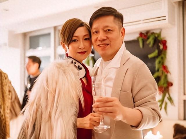 他是慕诗国际创始人，4台衣车起家19岁与太太结婚，3子女皆优秀