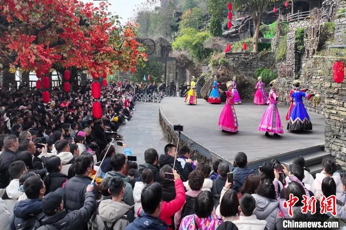 湖北宜昌：峡江秀色催热三峡春季旅游市场