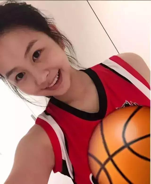 林青霞18岁女儿素颜照曝光，被夸像妈妈！马上有网友不同意了