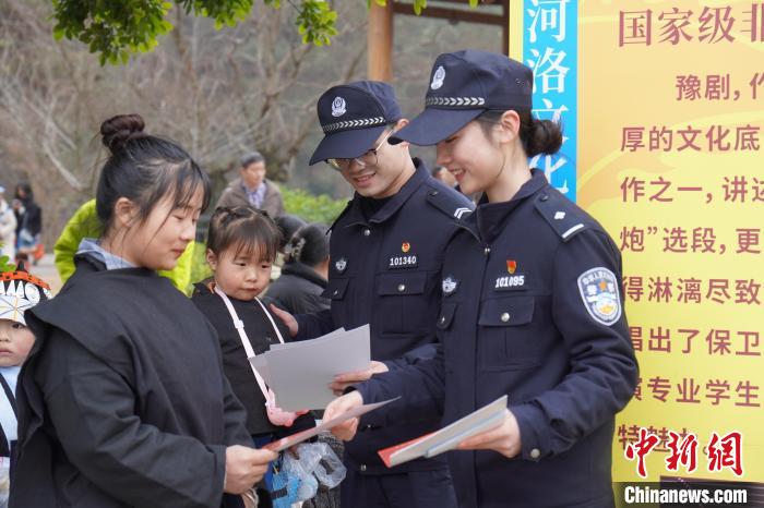 广西女警自学瑶话 从 “小白” 到白裤瑶的守护人