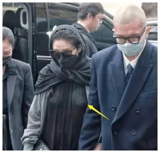 大S具俊晔参加伟忠哥女儿归宁宴，盛装打扮合影都手牵手，大S胖了