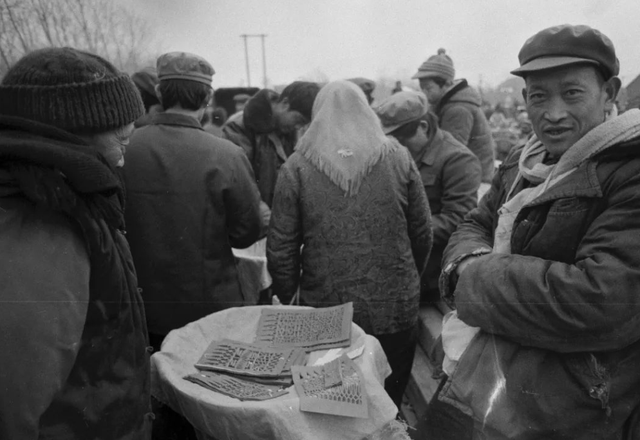 1986年一山东村妇登基称帝，公开招男宠建后宫，600多人俯首称臣